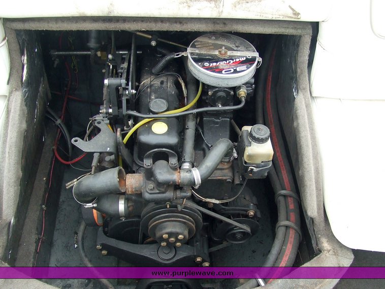 image for item 2071 1998 Bayliner 1850SE boat with trailer