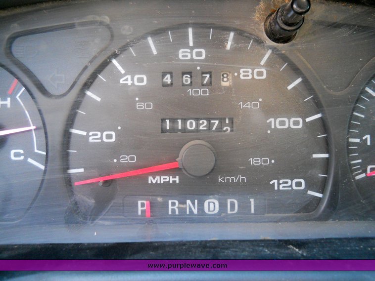 image for item 2078 2002 Ford Taurus SES