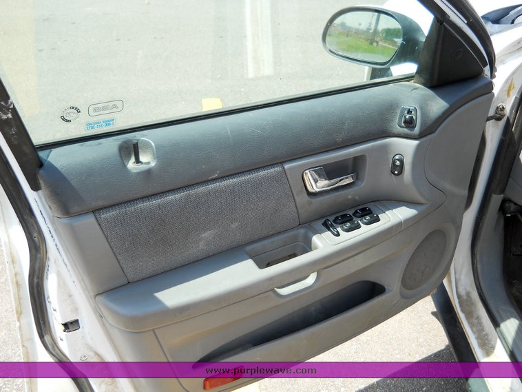 image for item 2078 2002 Ford Taurus SES