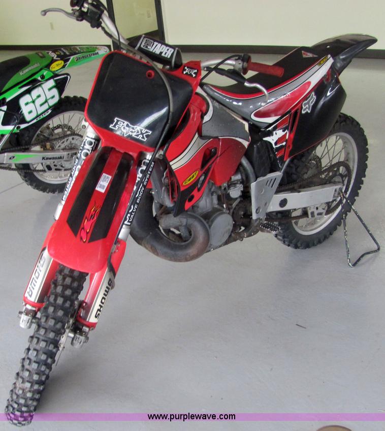 image for item 4632 1995 Honda CR250 dirt bike