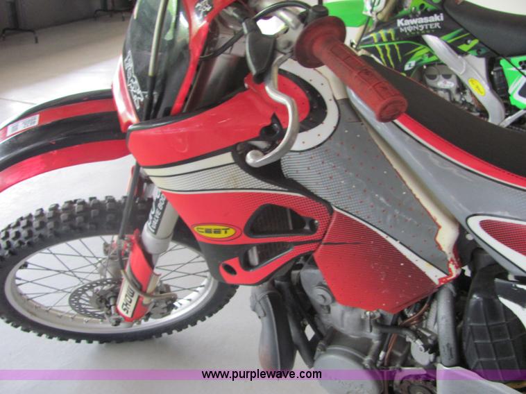 image for item 4632 1995 Honda CR250 dirt bike