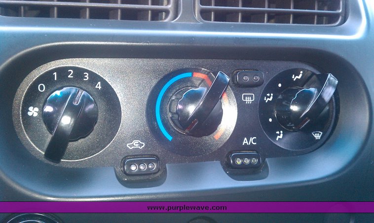 image for item 6111 2004 Nissan Frontier XE