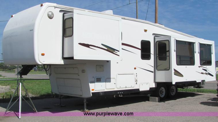 image for item 6189 2000 Hitch Hiker fifth wheel camper