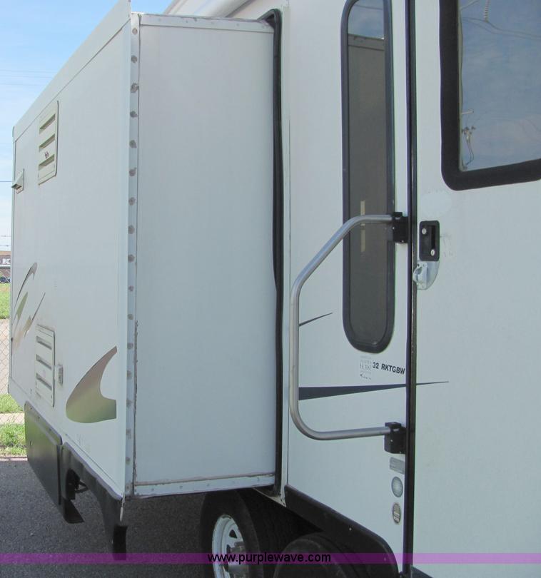 image for item 6189 2000 Hitch Hiker fifth wheel camper