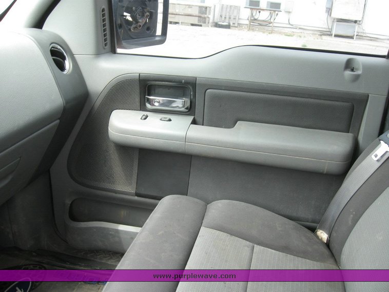 image for item 6817 2004 Ford F150 pickup truck