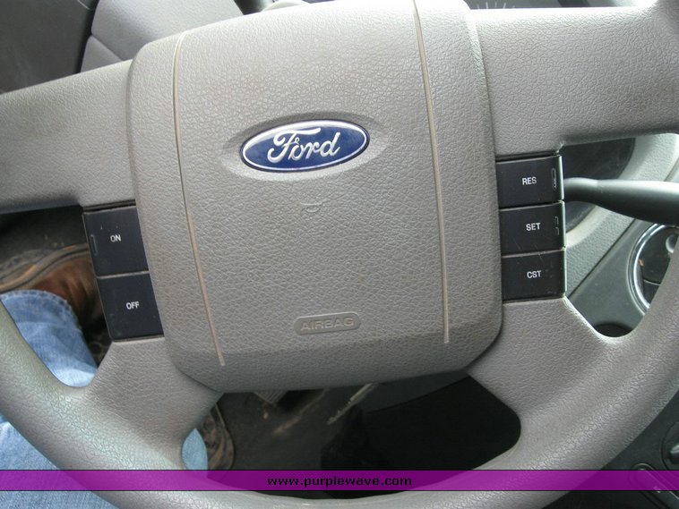 image for item 6817 2004 Ford F150 pickup truck