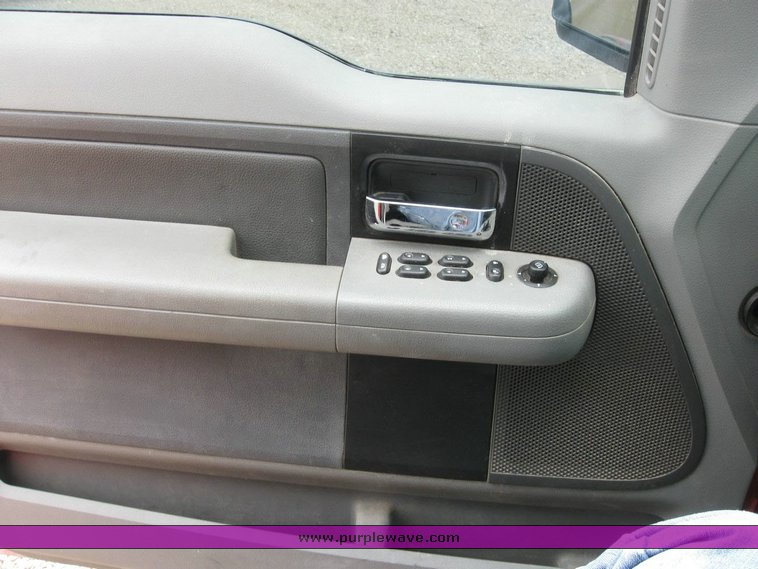 image for item 6817 2004 Ford F150 pickup truck