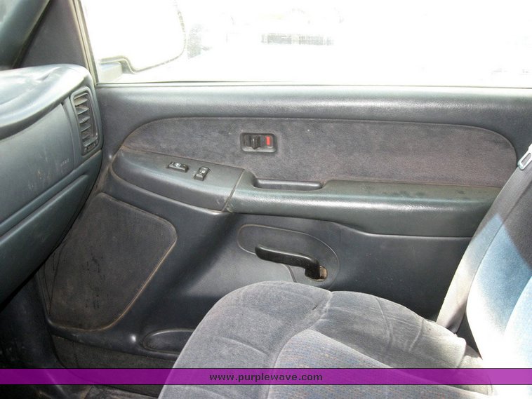 image for item 6840 2000 Chevrolet K1500 Silverado pickup truck