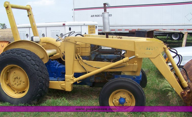 image for item 8513 Ford tractor with Ford loader