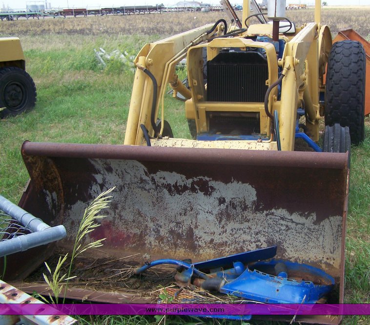 image for item 8513 Ford tractor with Ford loader