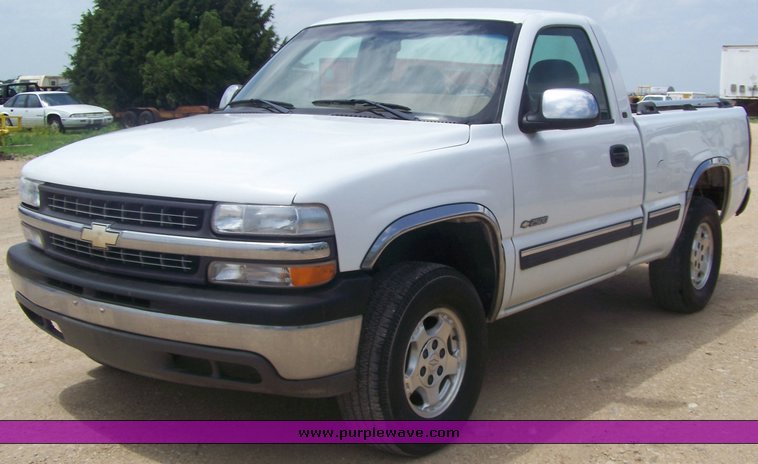 image for item 8516 2000 Chevrolet 2500 pickup truck