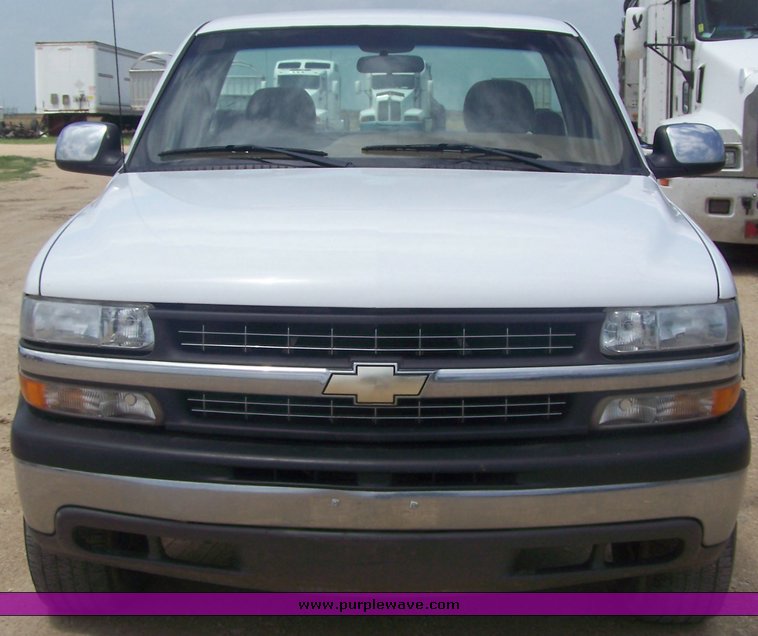 image for item 8516 2000 Chevrolet 2500 pickup truck