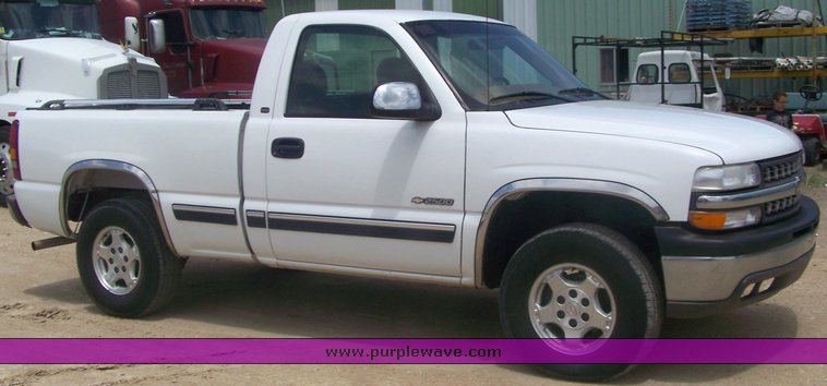 image for item 8516 2000 Chevrolet 2500 pickup truck