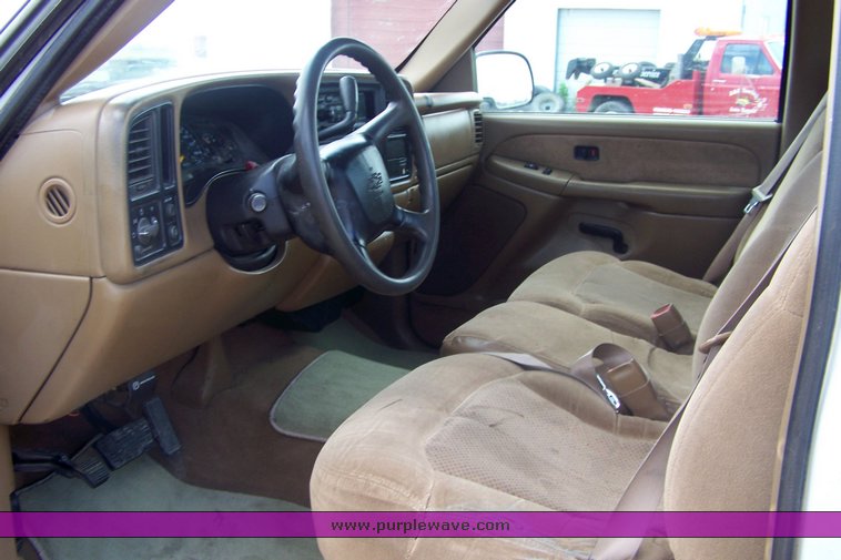 image for item 8516 2000 Chevrolet 2500 pickup truck