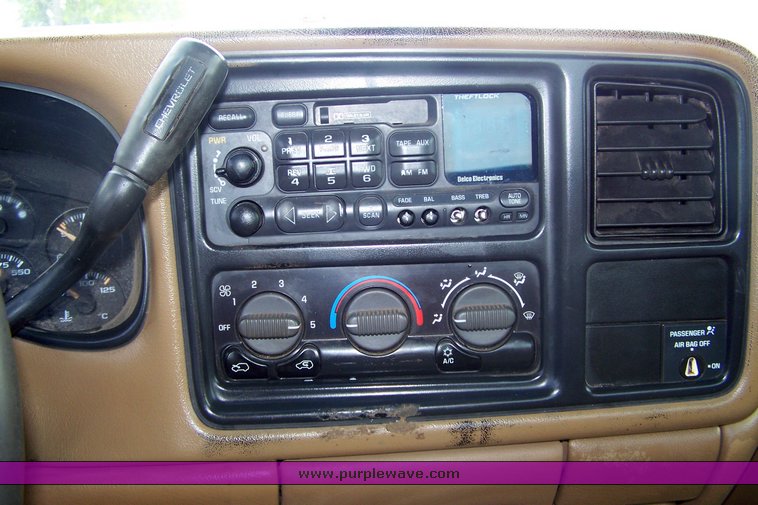 image for item 8516 2000 Chevrolet 2500 pickup truck