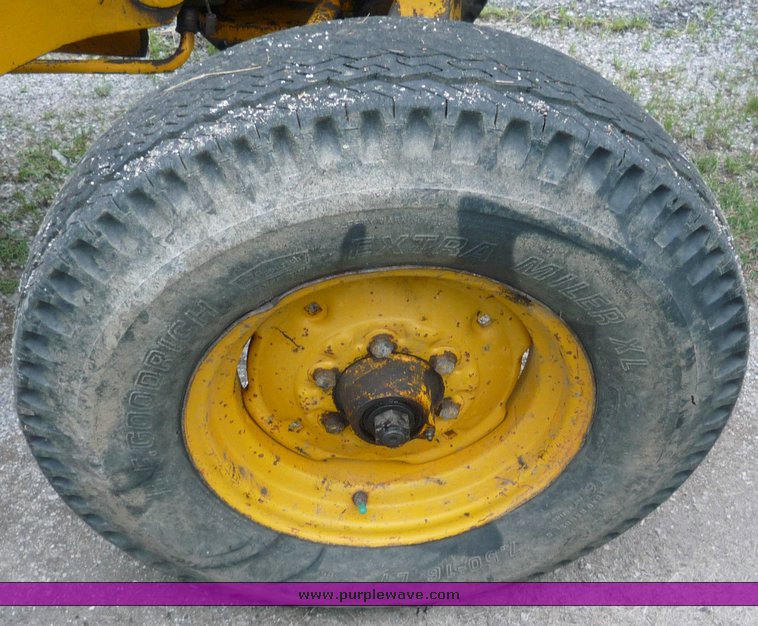 image for item 1801 1981 John Deere 302A tractor with loader