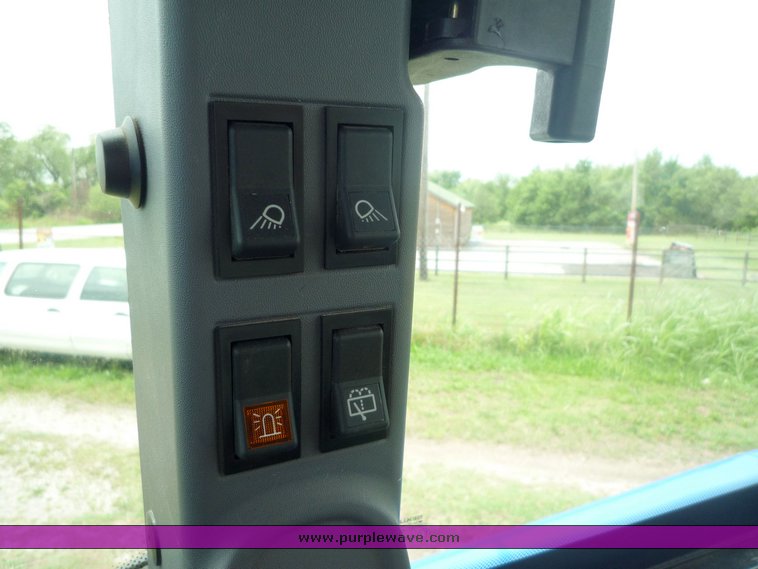 image for item 1802 2007 New Holland TL90A tractor