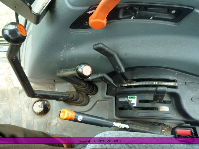 image for item 1802 2007 New Holland TL90A tractor