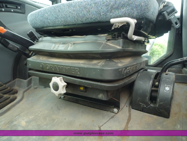 image for item 1802 2007 New Holland TL90A tractor