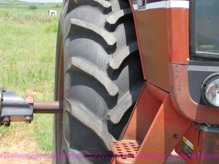 image for item 1900 1980 International 1486 tractor