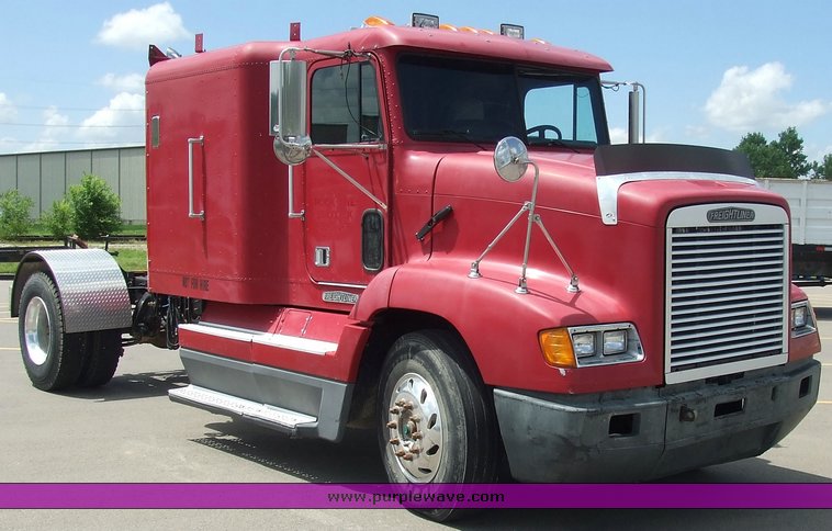 image for item 2107 1995 Freightliner Conventional FLD112 semi truck
