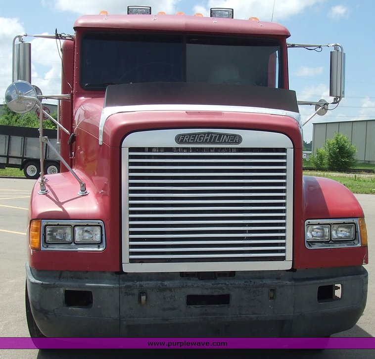 image for item 2107 1995 Freightliner Conventional FLD112 semi truck