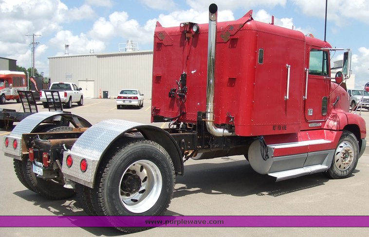 image for item 2107 1995 Freightliner Conventional FLD112 semi truck