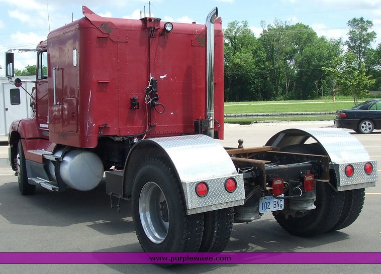 image for item 2107 1995 Freightliner Conventional FLD112 semi truck