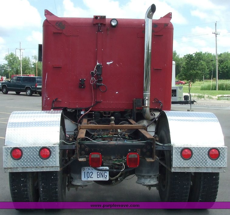 image for item 2107 1995 Freightliner Conventional FLD112 semi truck