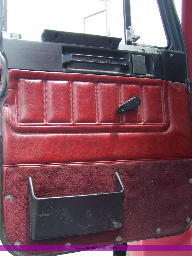 image for item 2107 1995 Freightliner Conventional FLD112 semi truck