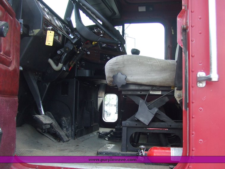 image for item 2107 1995 Freightliner Conventional FLD112 semi truck