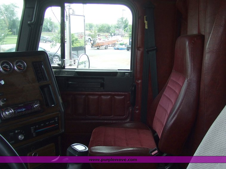 image for item 2107 1995 Freightliner Conventional FLD112 semi truck