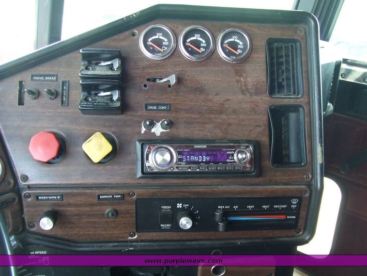 image for item 2107 1995 Freightliner Conventional FLD112 semi truck