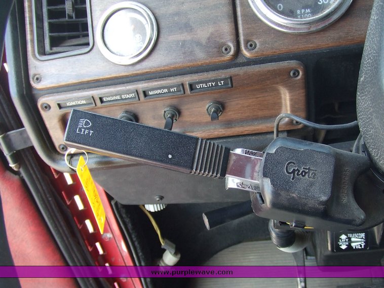 image for item 2107 1995 Freightliner Conventional FLD112 semi truck