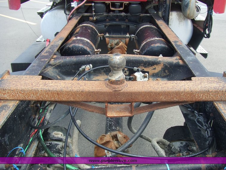 image for item 2107 1995 Freightliner Conventional FLD112 semi truck