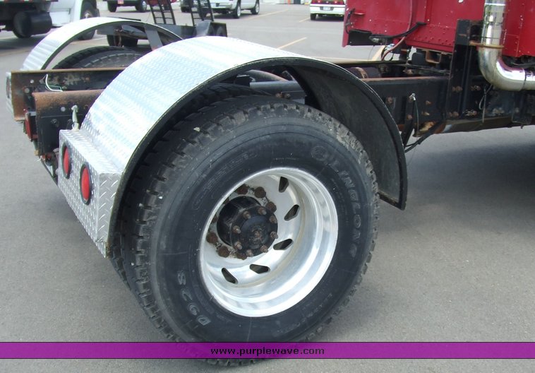 image for item 2107 1995 Freightliner Conventional FLD112 semi truck