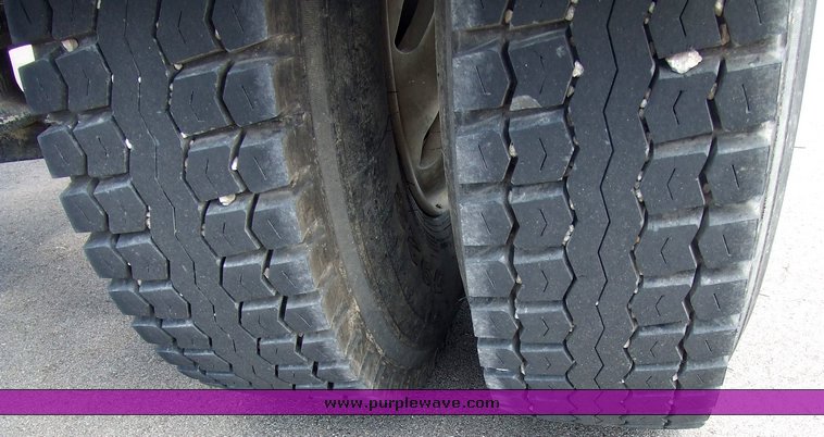 image for item 2107 1995 Freightliner Conventional FLD112 semi truck