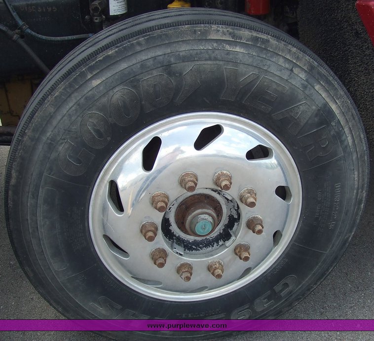 image for item 2107 1995 Freightliner Conventional FLD112 semi truck