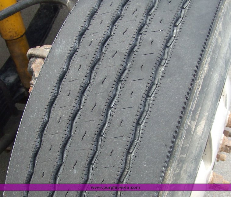 image for item 2107 1995 Freightliner Conventional FLD112 semi truck