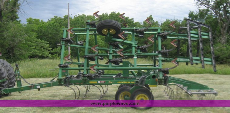 image for item 2357 2004 John Deere 980 field cultivator