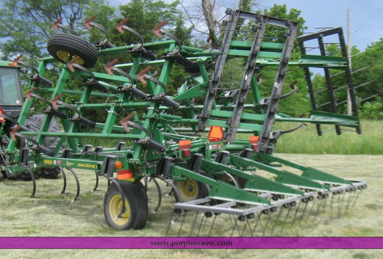 image for item 2357 2004 John Deere 980 field cultivator