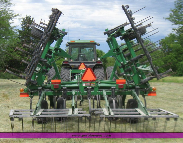image for item 2357 2004 John Deere 980 field cultivator