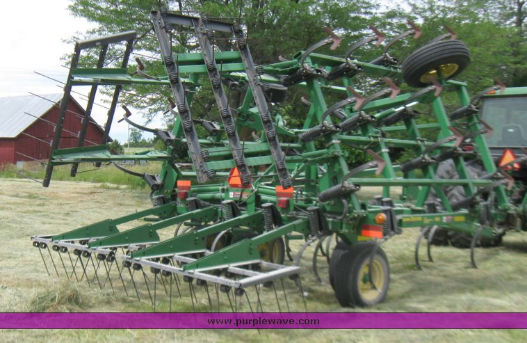 image for item 2357 2004 John Deere 980 field cultivator
