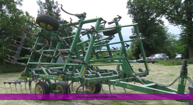 image for item 2357 2004 John Deere 980 field cultivator