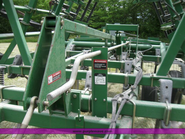 image for item 2357 2004 John Deere 980 field cultivator