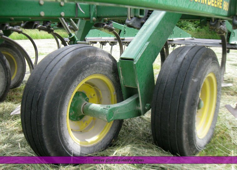 image for item 2357 2004 John Deere 980 field cultivator