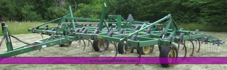 image for item 2357 2004 John Deere 980 field cultivator