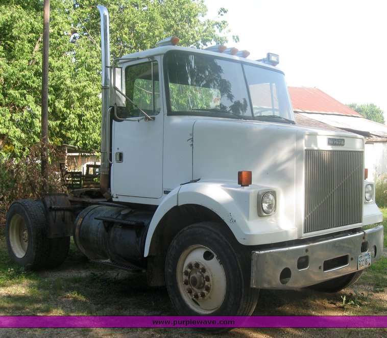 image for item 2420 1984 Volvo semi truck