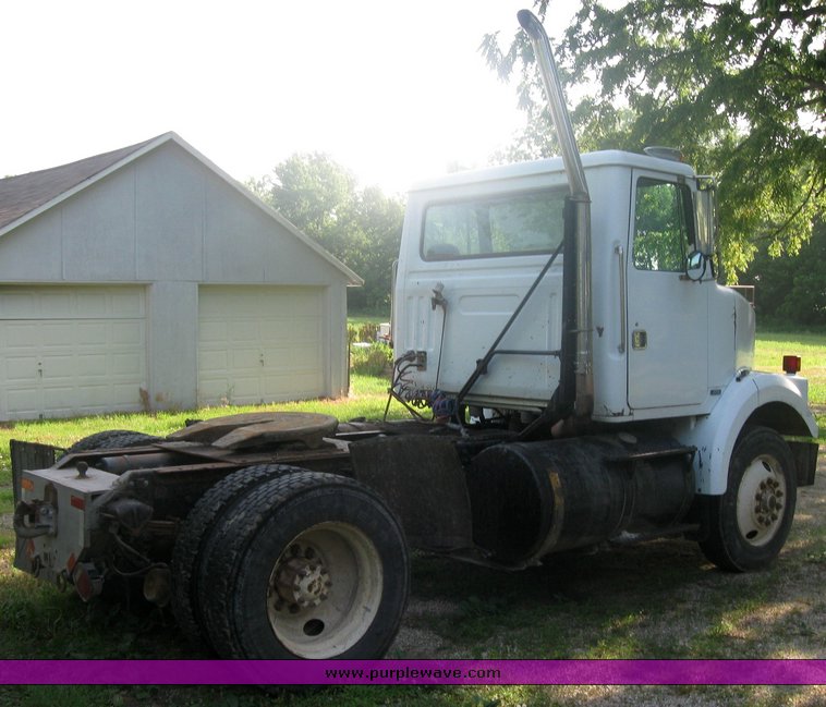 image for item 2420 1984 Volvo semi truck