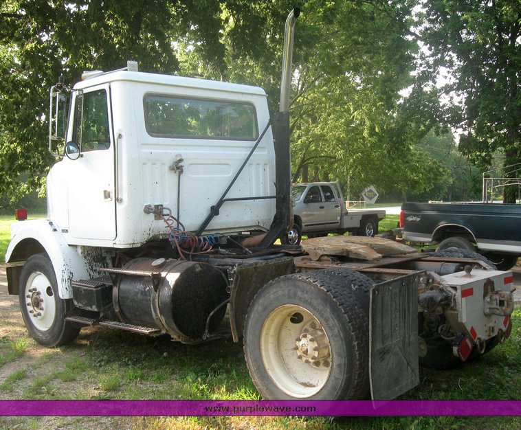 image for item 2420 1984 Volvo semi truck